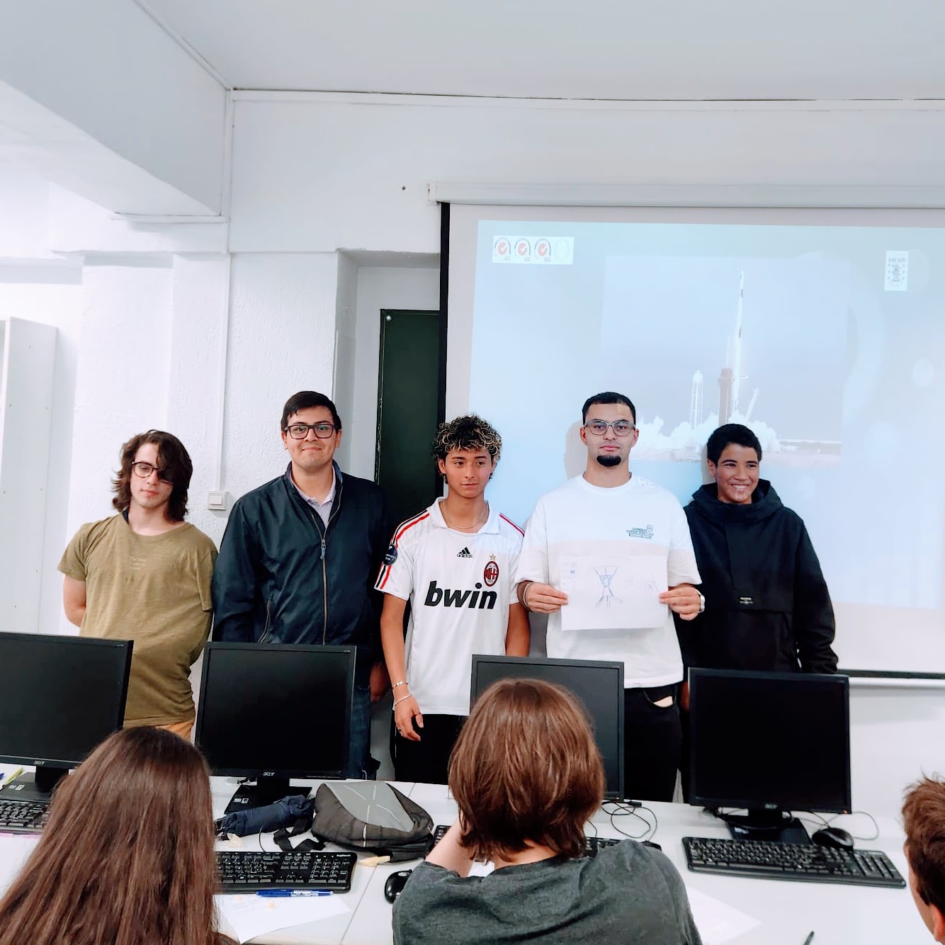 ¿Quieres estudiar Formación Profesional en Bilbao y prepararte para un futuro lleno de oportunidades laborales, innovación y experiencias internacionales?